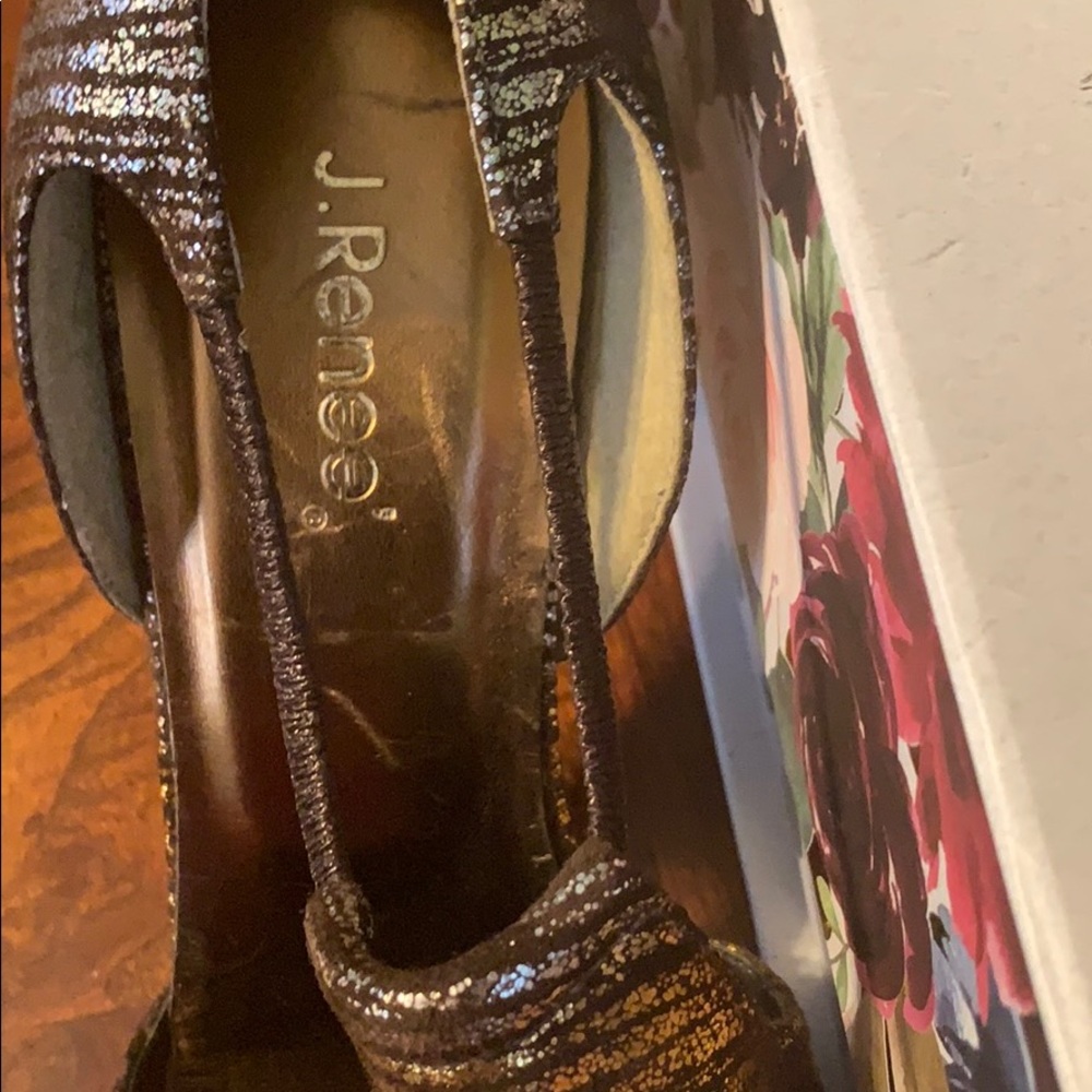 J. Renee Platinum, Gold, and silver pumps, Sz 7.5M - Picture 10 of 12